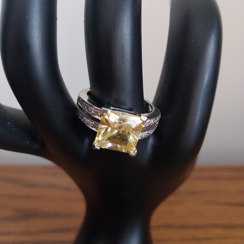 18 KGF  and Yellow Gemstone Ring - Picture 12 of 15